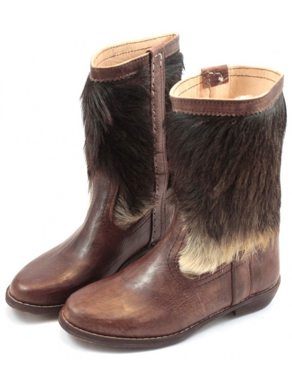 Fur boots in brown leather